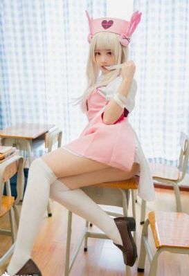 撕掉她的衣服吮的双乳游戏